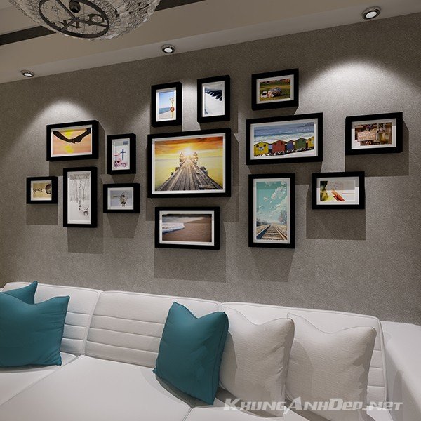 Bộ khung ảnh trải dài theo chiều dài bức tường, phù hợp với phòng khách nhà chung cư